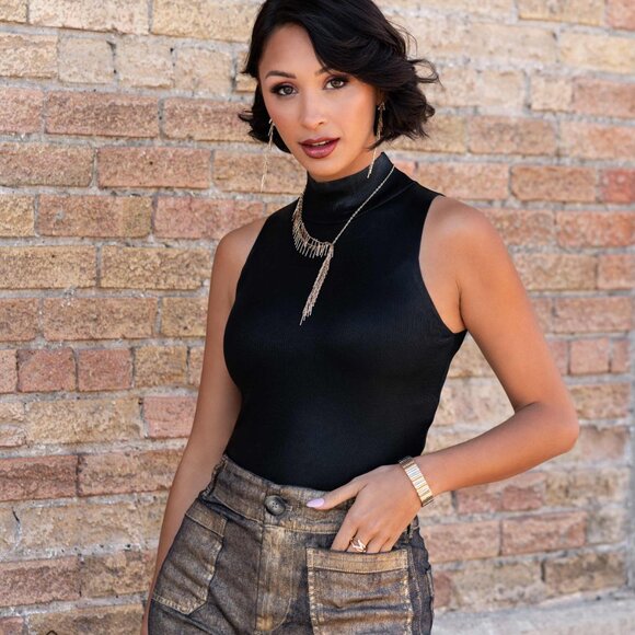 Linear Leap - Gold Necklace - Picture 3 of 4